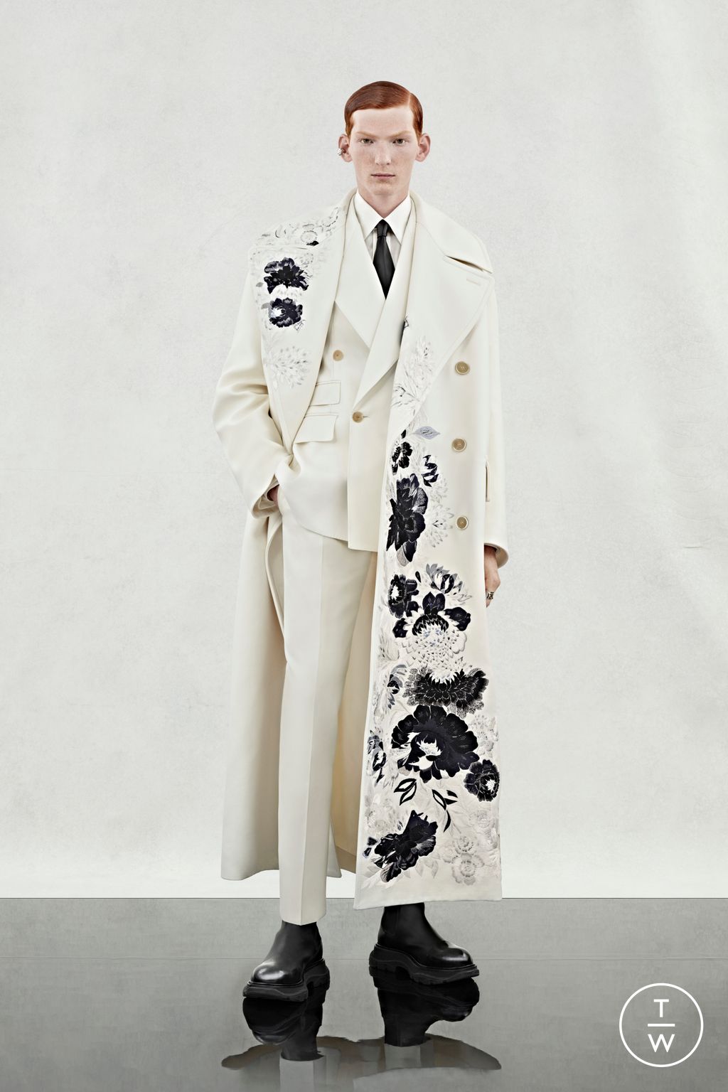 Fashion Week London Spring/Summer 2024 look 31 from the Alexander McQueen collection menswear