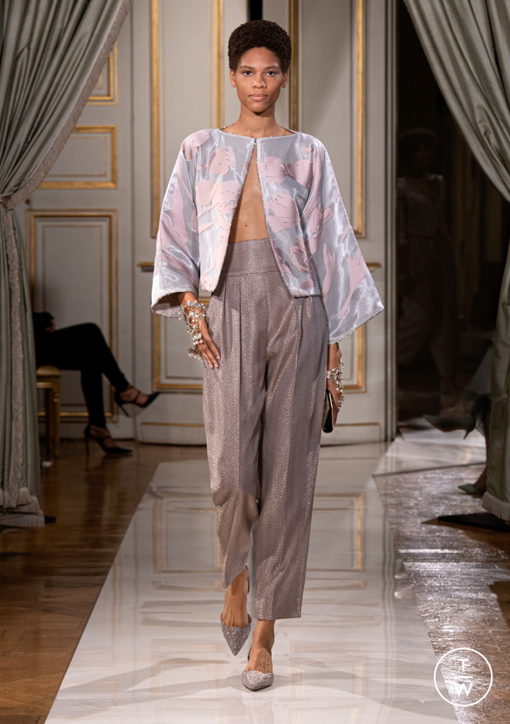 Fashion Week Paris Fall/Winter 2021 look 24 from the Giorgio Armani Privé collection couture