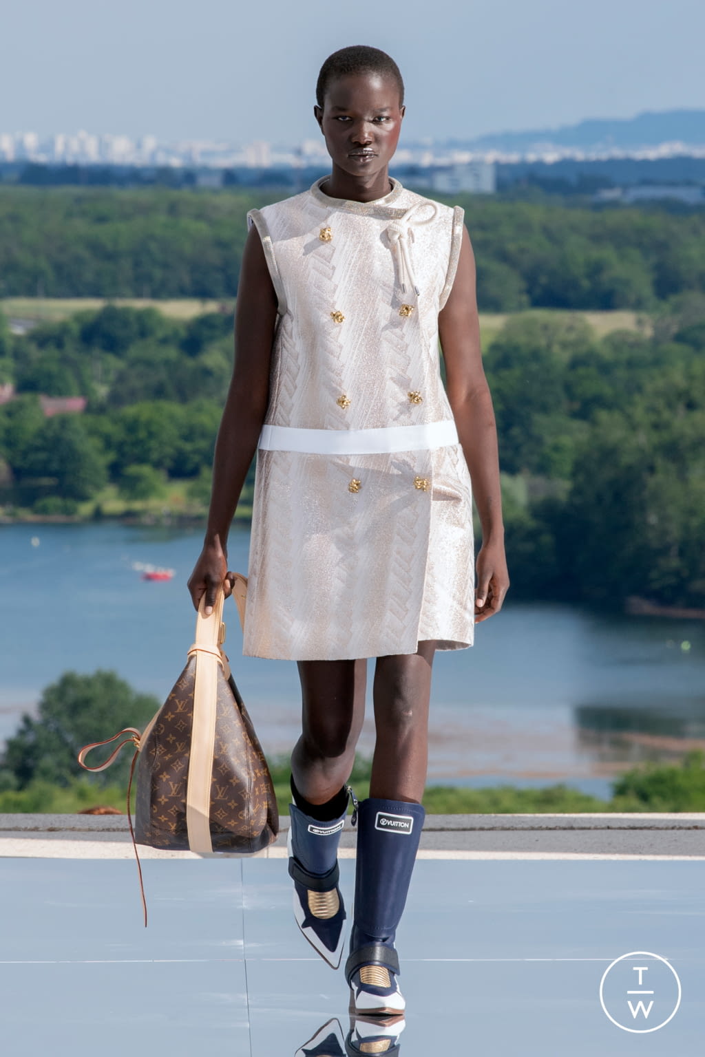 Fashion Week Paris Resort 2022 look 24 from the Louis Vuitton collection womenswear