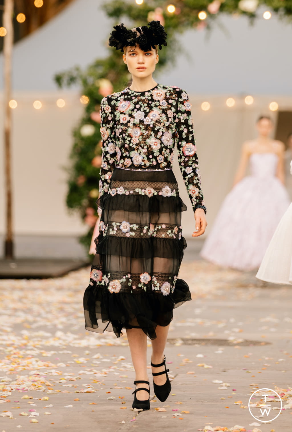 Fashion Week Paris Spring/Summer 2021 look 24 from the Chanel collection couture