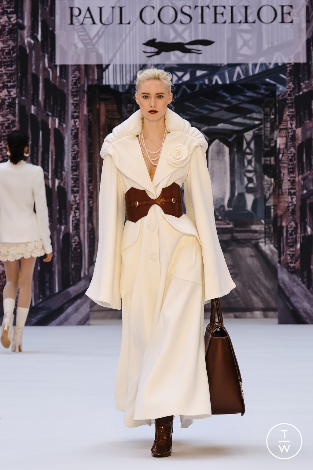Fashion Week London Fall/Winter 2024 look 4 from the Paul Costelloe collection 女装