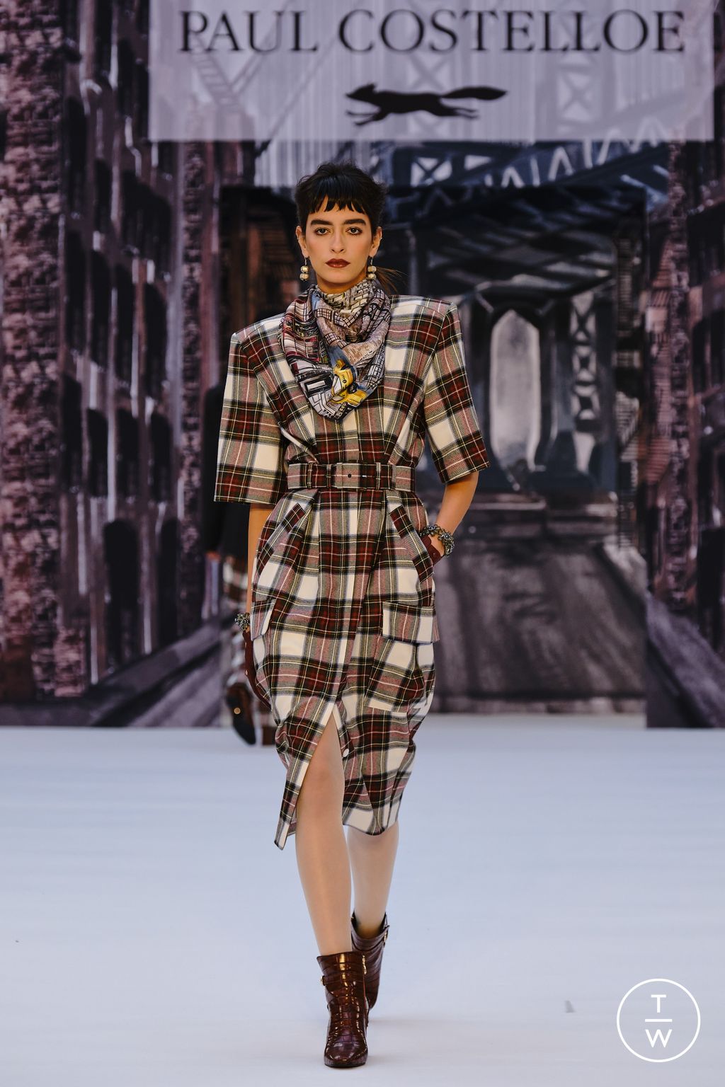 Fashion Week London Fall/Winter 2024 look 10 from the Paul Costelloe collection 女装