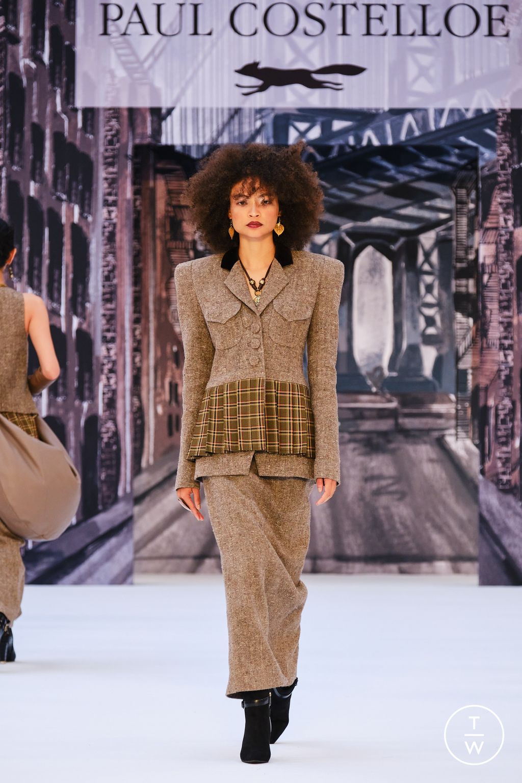 Fashion Week London Fall/Winter 2024 look 30 from the Paul Costelloe collection womenswear