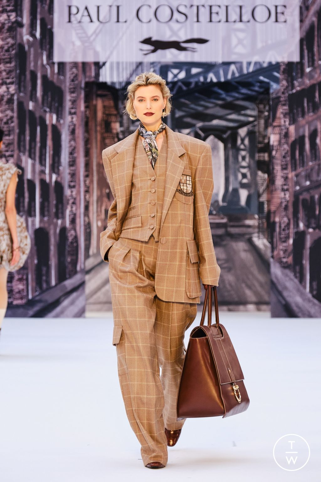 Fashion Week London Fall/Winter 2024 look 32 from the Paul Costelloe collection 女装