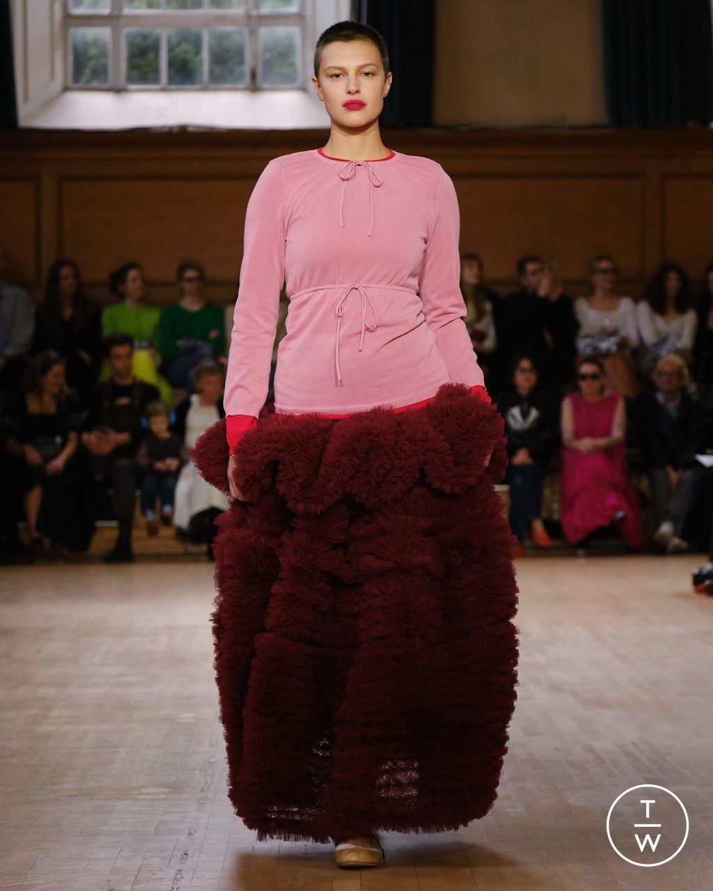 Fashion Week London Fall/Winter 2024 look 2 de la collection Molly Goddard womenswear