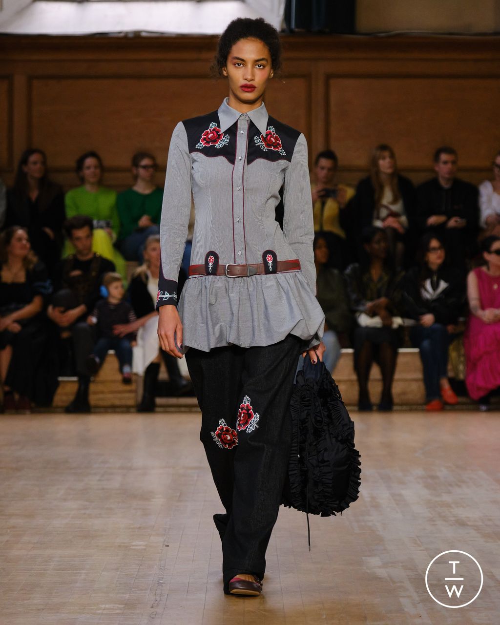 Fashion Week London Fall/Winter 2024 look 15 from the Molly Goddard collection 女装