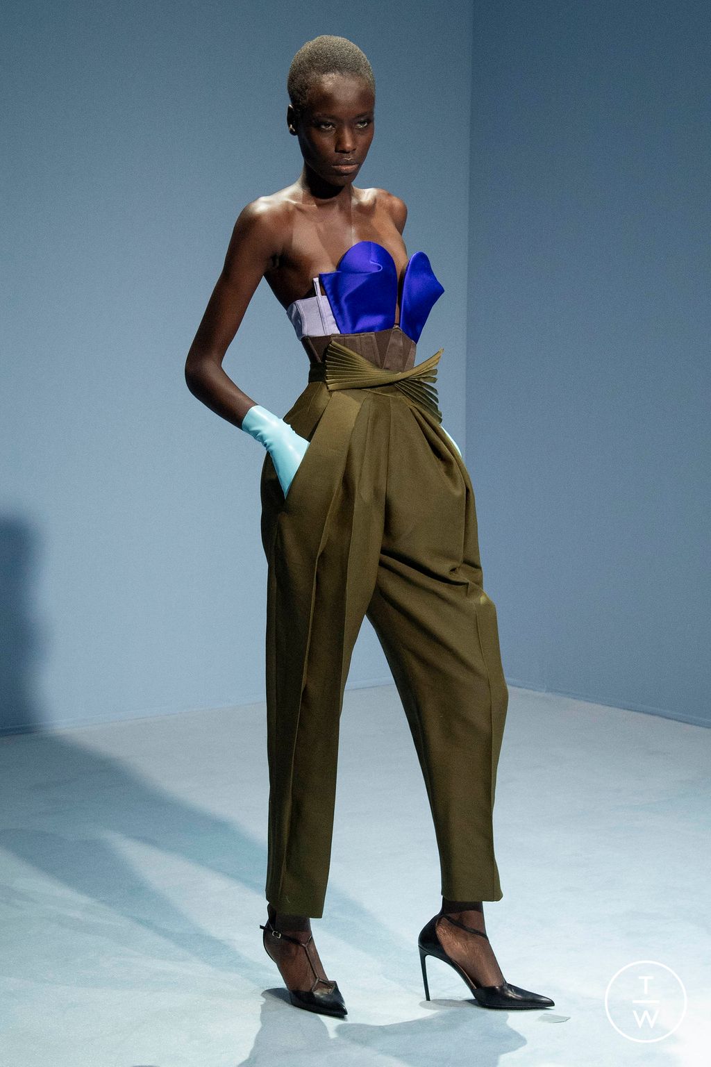 Fashion Week Paris Spring/Summer 2023 look 5 de la collection Jean Paul Gaultier couture