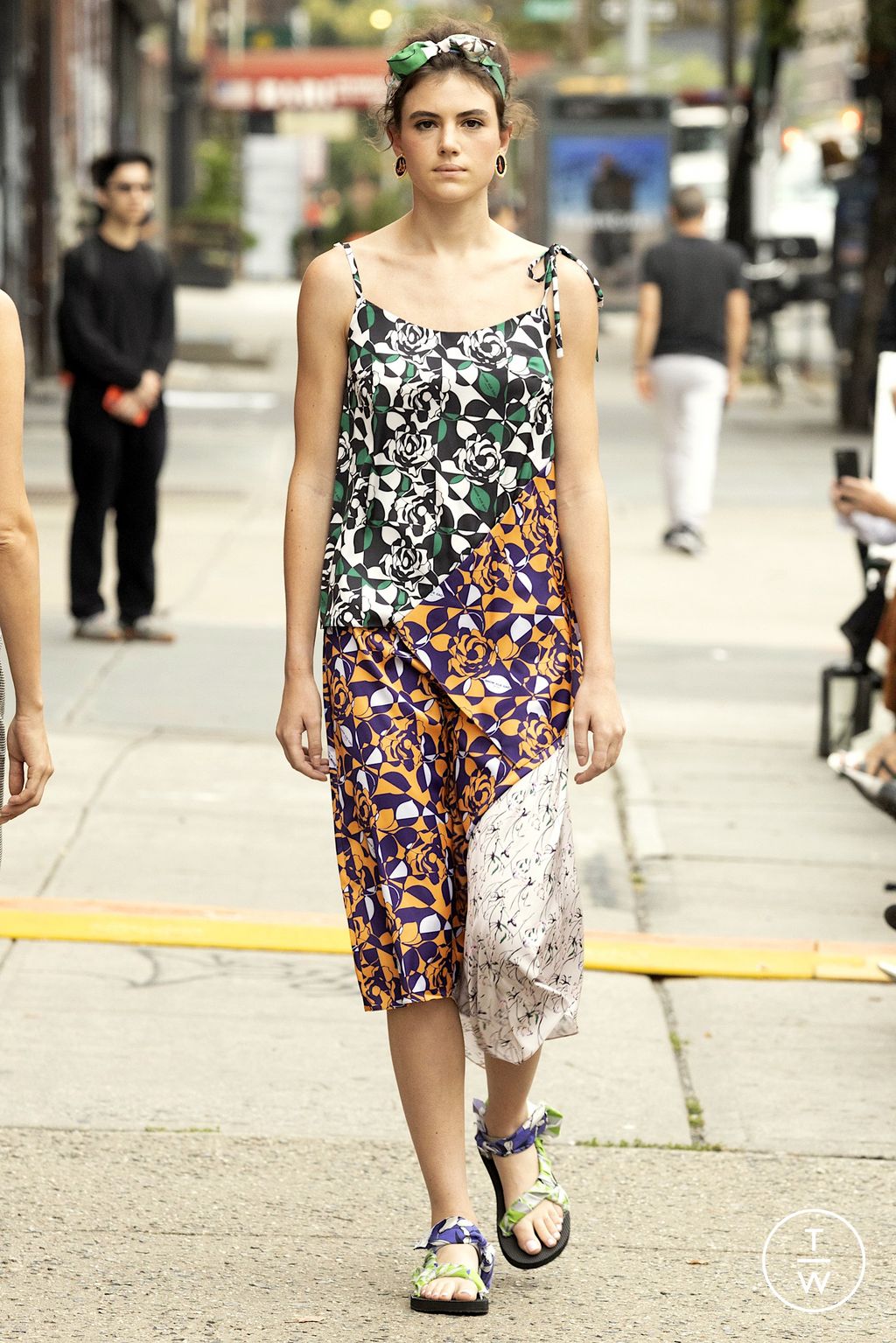 Fashion Week New York Spring/Summer 2023 look 14 from the SNOW XUE GAO collection 女装