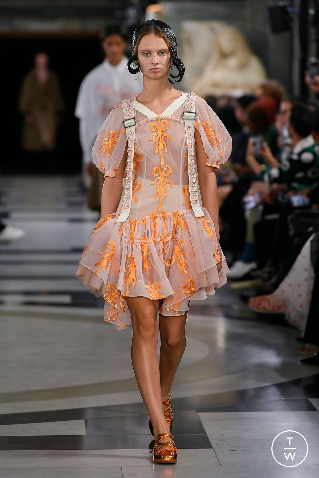 Fashion Week London Spring/Summer 2023 look 29 from the Simone Rocha collection womenswear