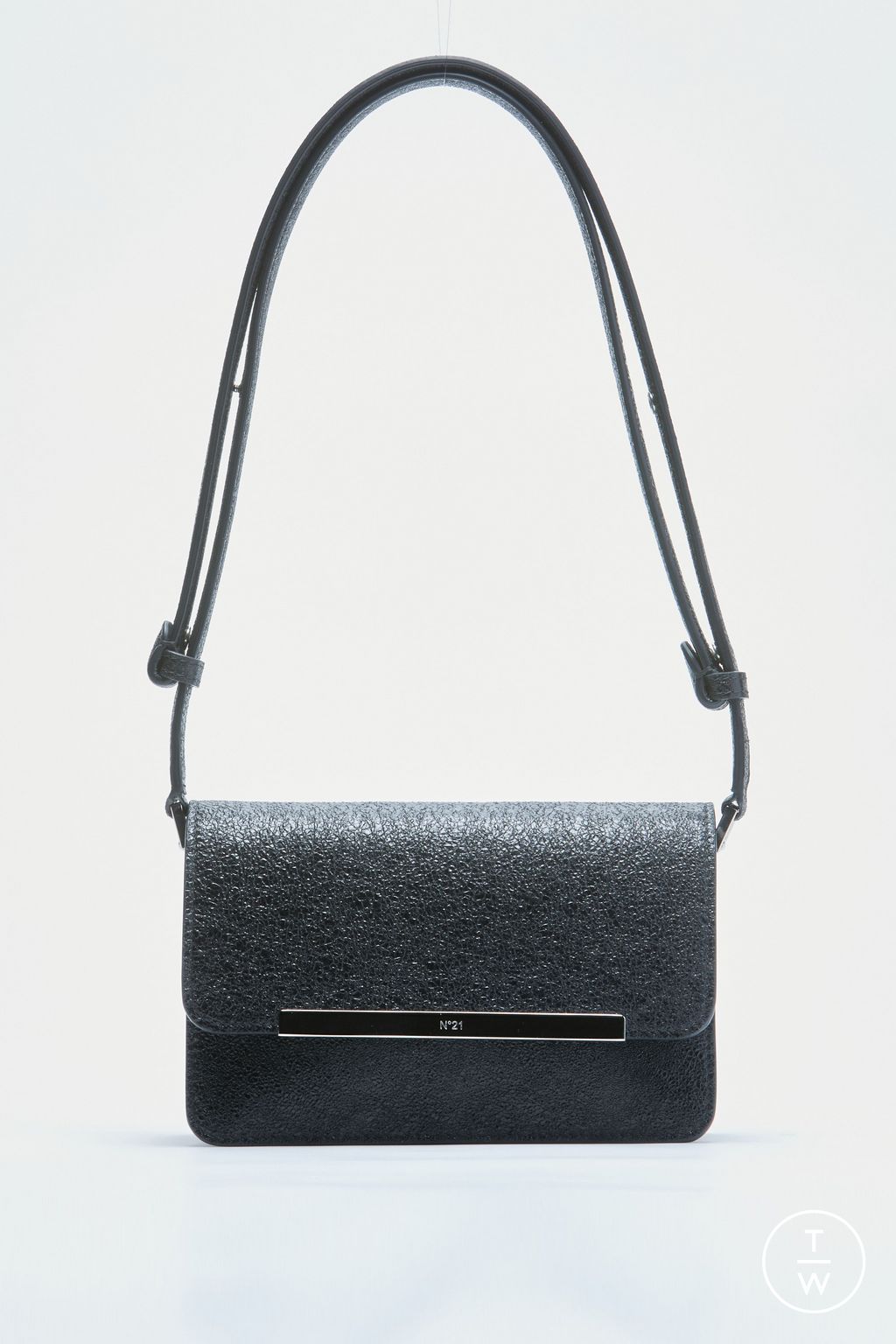 Fashion Week Milan Spring/Summer 2024 look 19 from the N°21 collection womenswear accessories