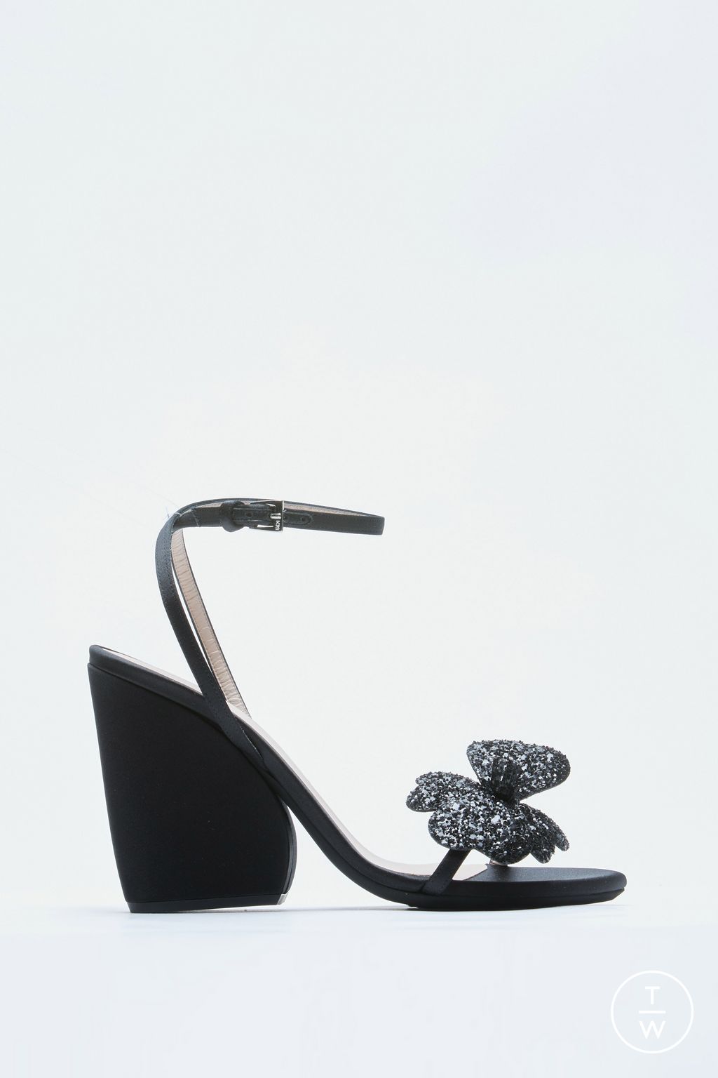 Fashion Week Milan Spring/Summer 2024 look 57 from the N°21 collection womenswear accessories