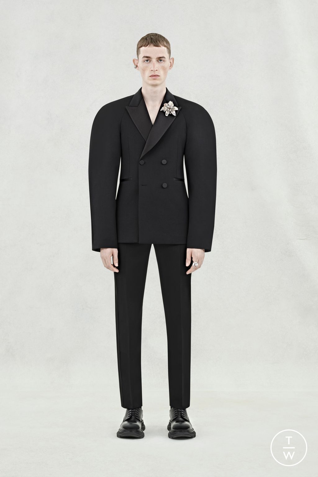 Fashion Week London Spring/Summer 2024 look 32 from the Alexander McQueen collection menswear