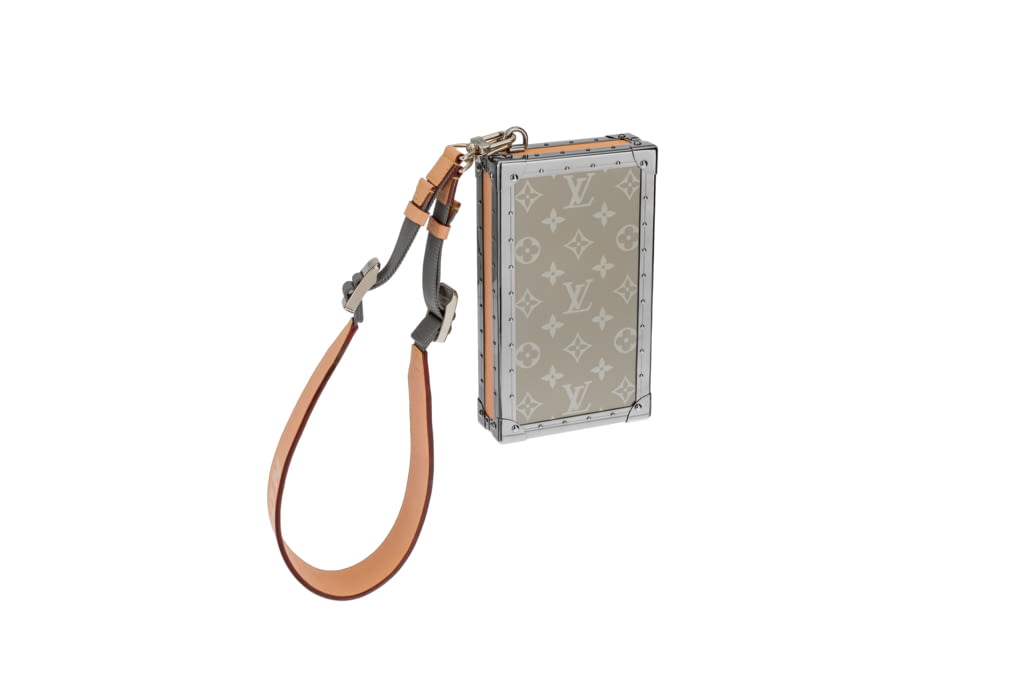 Fashion Week Paris Fall/Winter 2018 look 19 from the Louis Vuitton collection menswear accessories