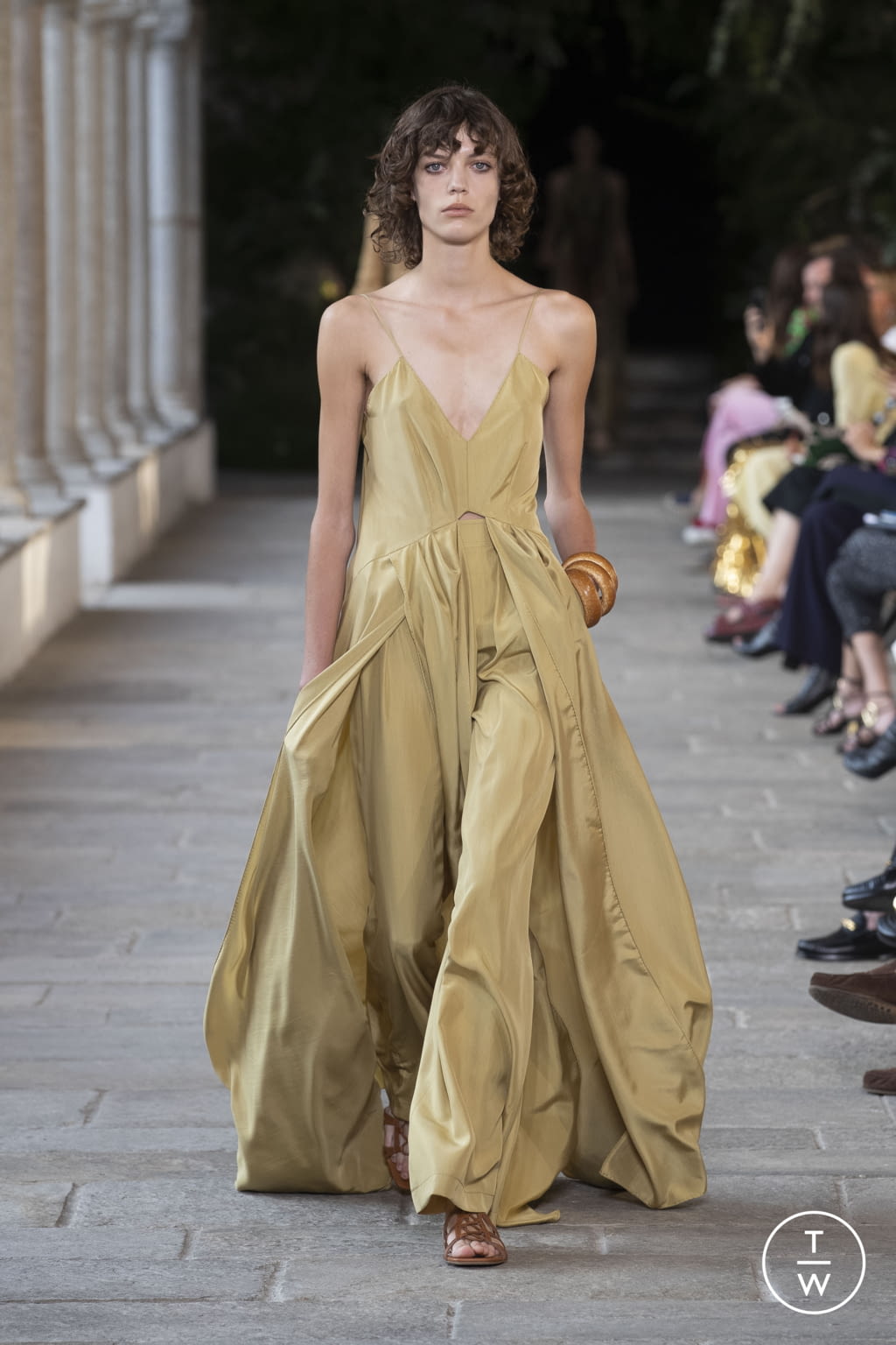 Fashion Week Milan Spring/Summer 2022 look 25 de la collection Alberta Ferretti womenswear