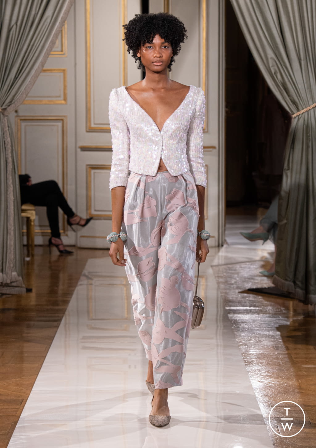 Fashion Week Paris Fall/Winter 2021 look 25 de la collection Giorgio Armani Privé couture
