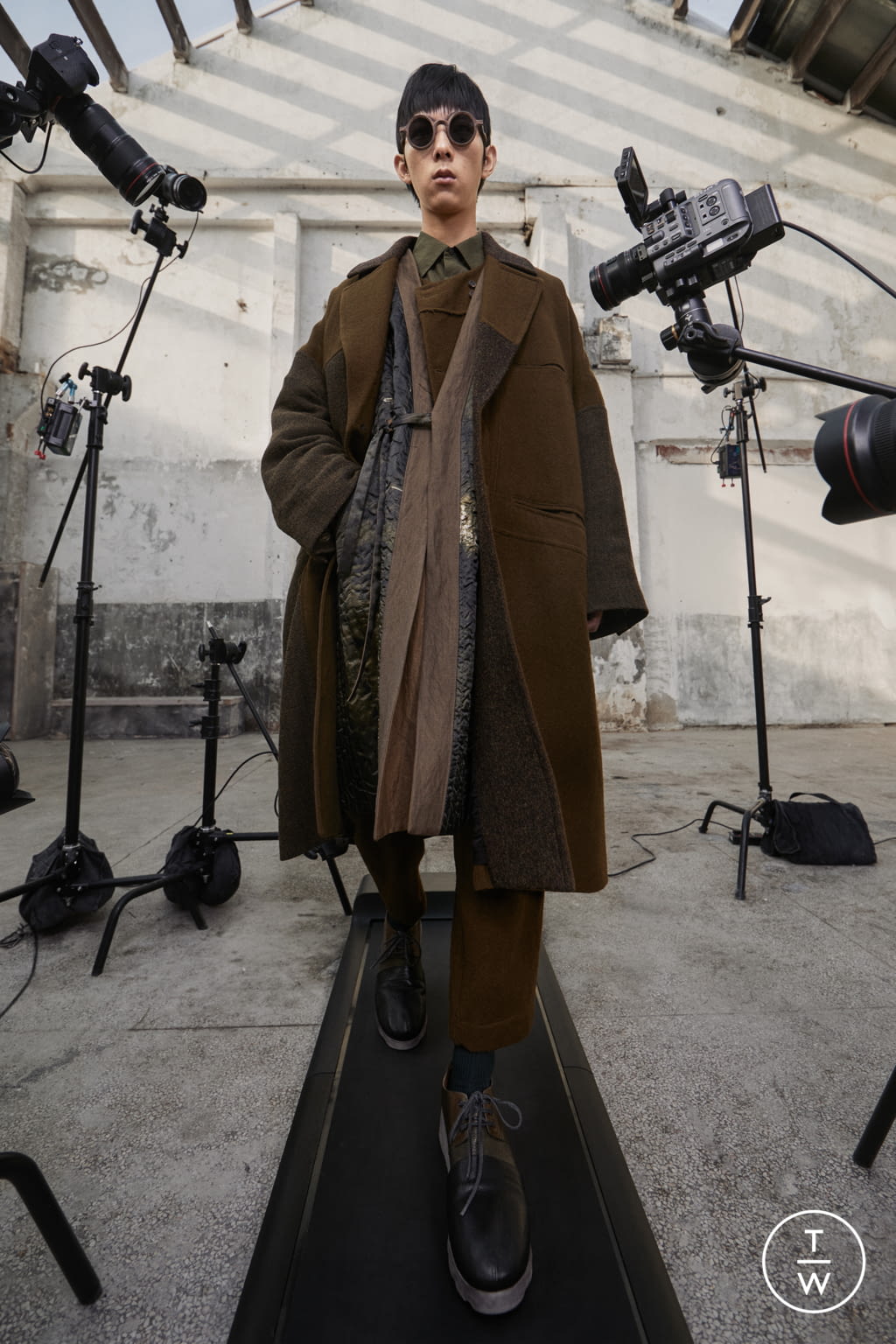 Fashion Week Paris Fall/Winter 2021 look 25 from the Ziggy Chen collection 男装