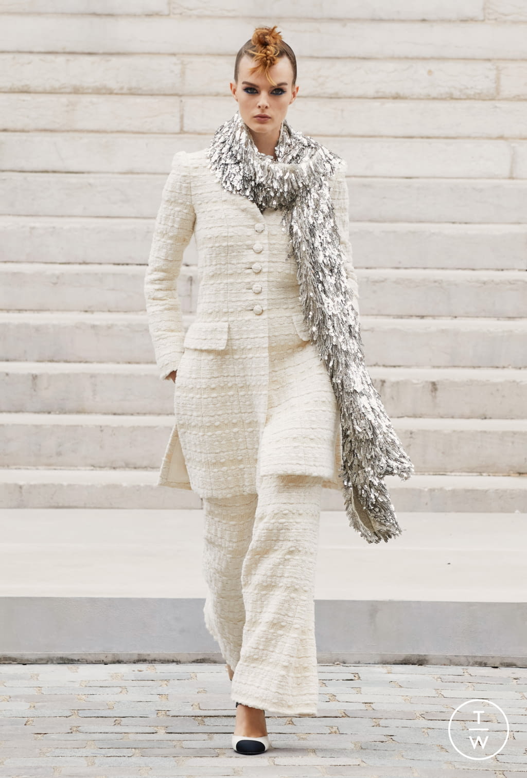 Fashion Week Paris Fall/Winter 2021 look 25 from the Chanel collection couture
