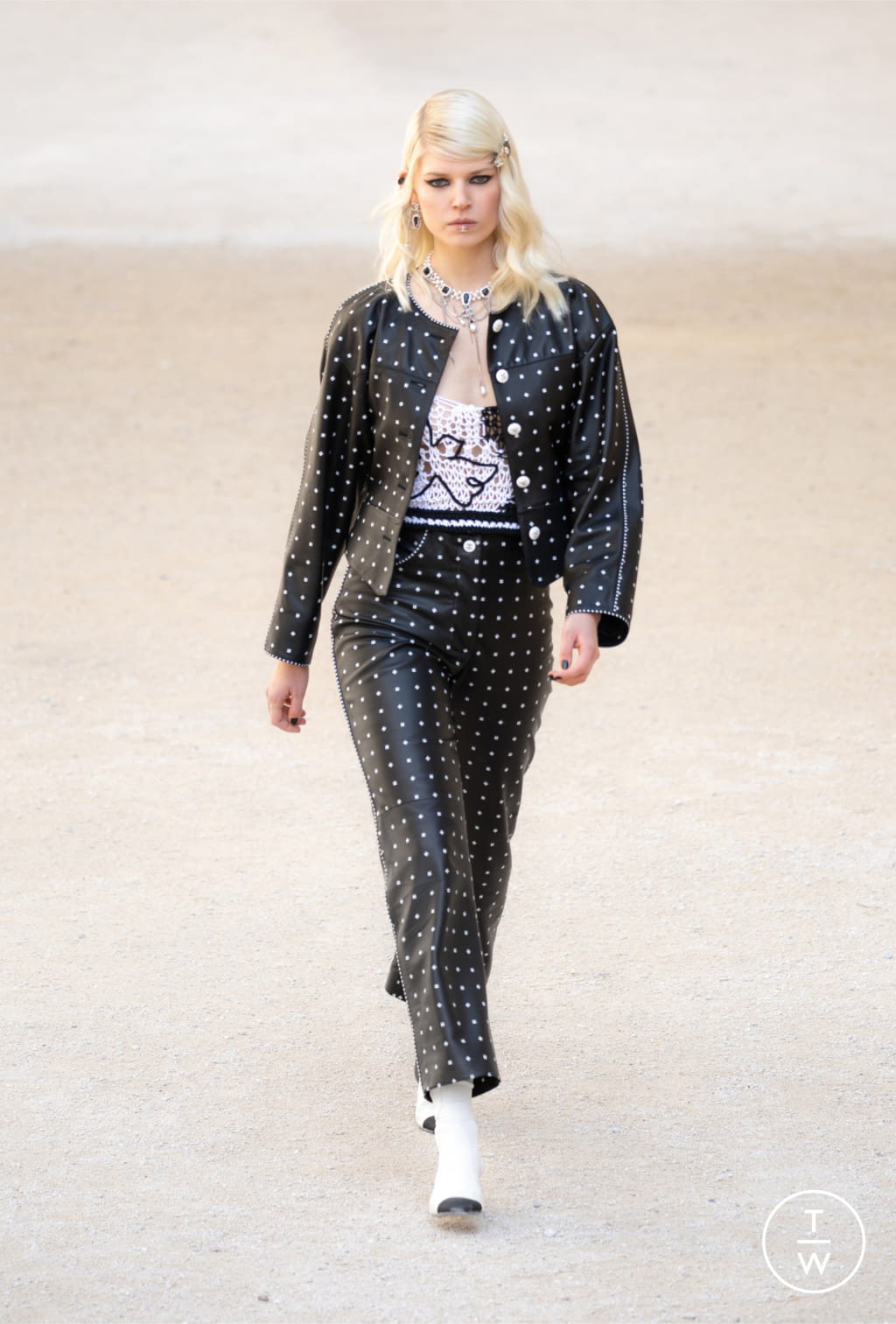 Fashion Week Paris Resort 2022 look 25 de la collection Chanel womenswear