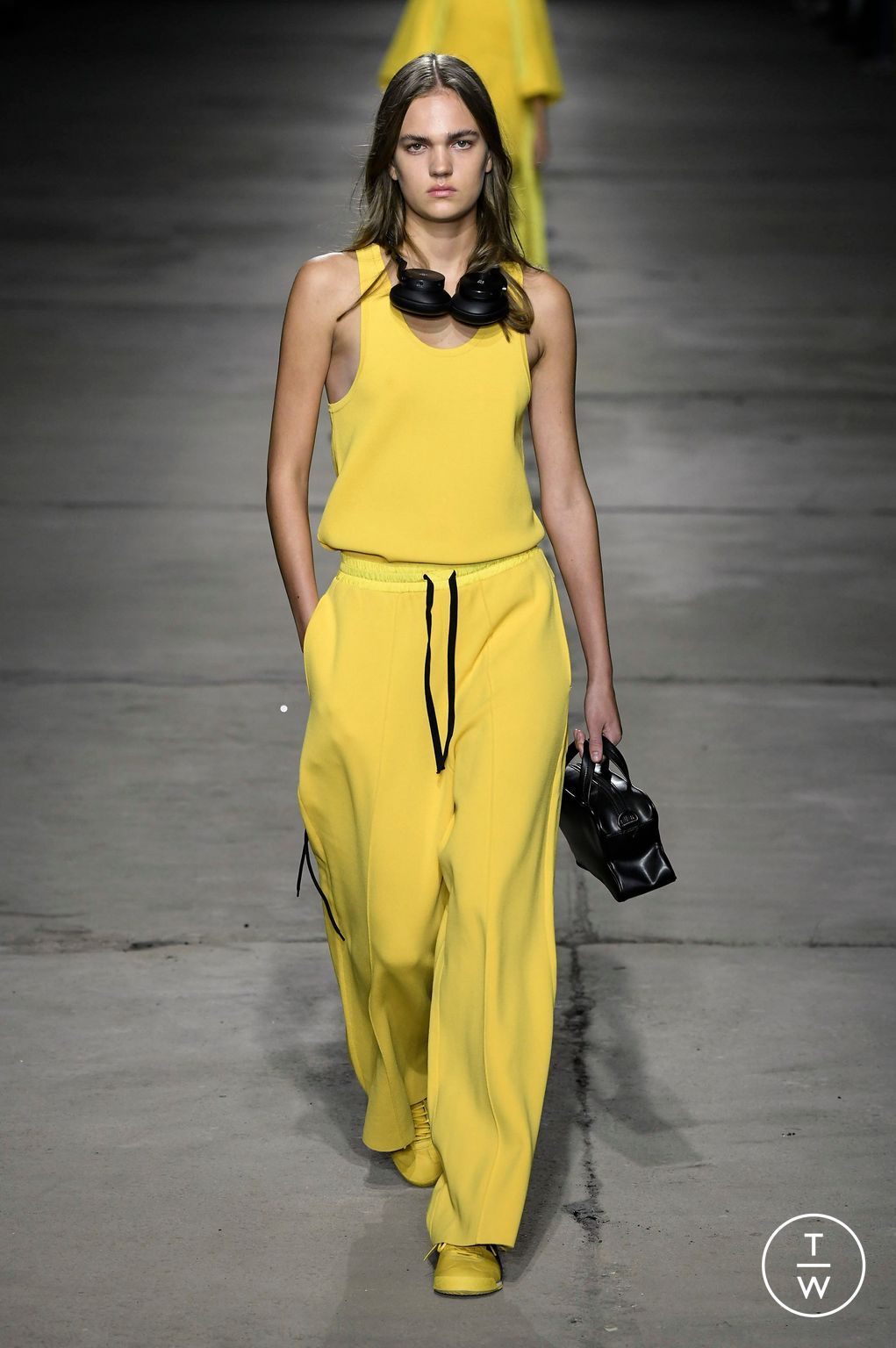 Fashion Week Milan Spring/Summer 2023 look 22 de la collection Onitsuka Tiger womenswear