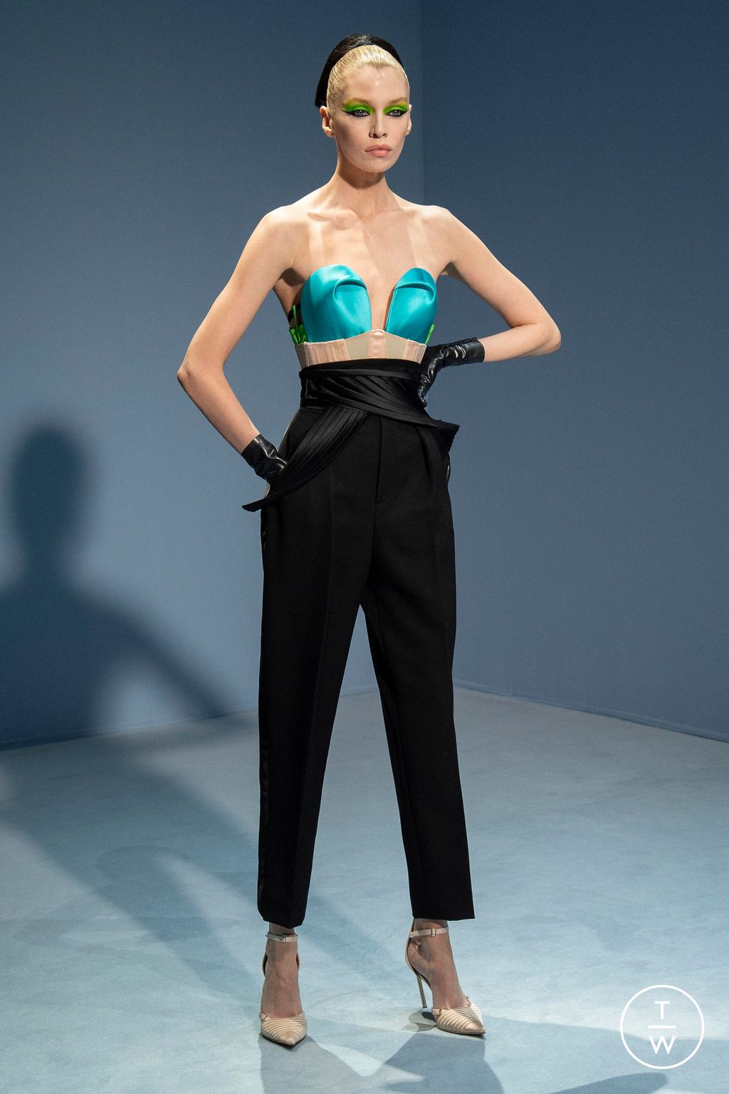 Fashion Week Paris Spring/Summer 2023 look 6 de la collection Jean Paul Gaultier couture