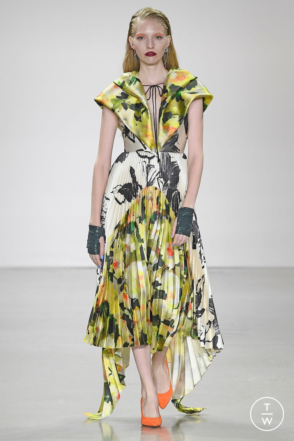 Fashion Week New York Spring/Summer 2023 look 13 from the Bibhu Mohapatra collection 女装