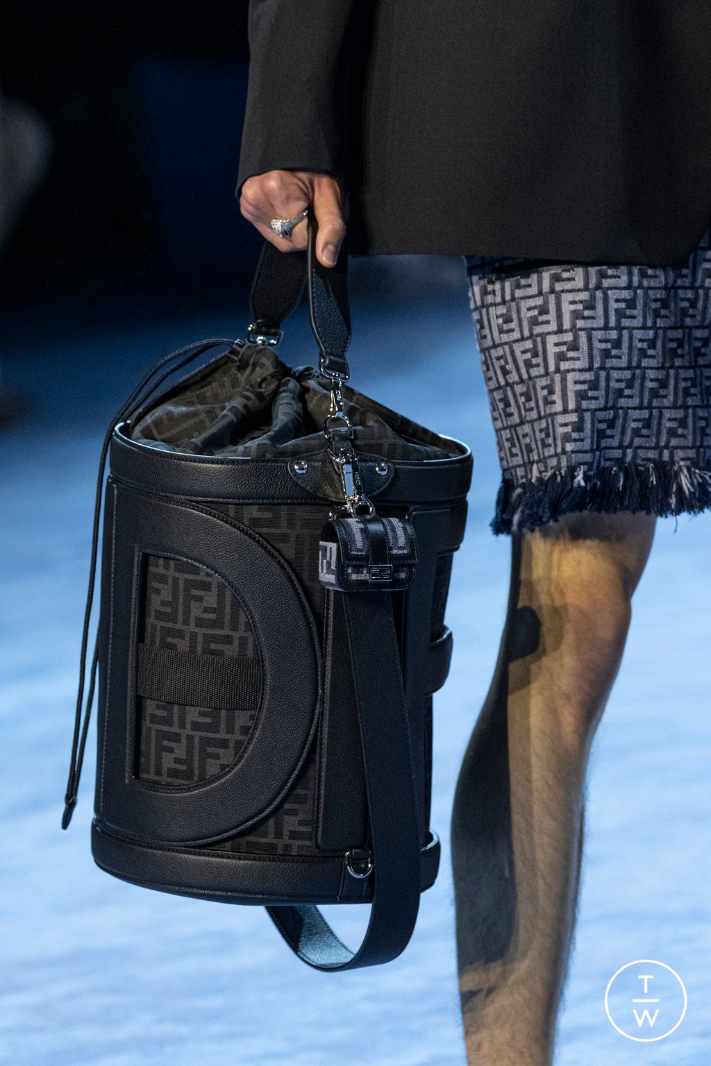 Fashion Week Milan Spring/Summer 2023 look 21 from the Fendi collection 男装配饰