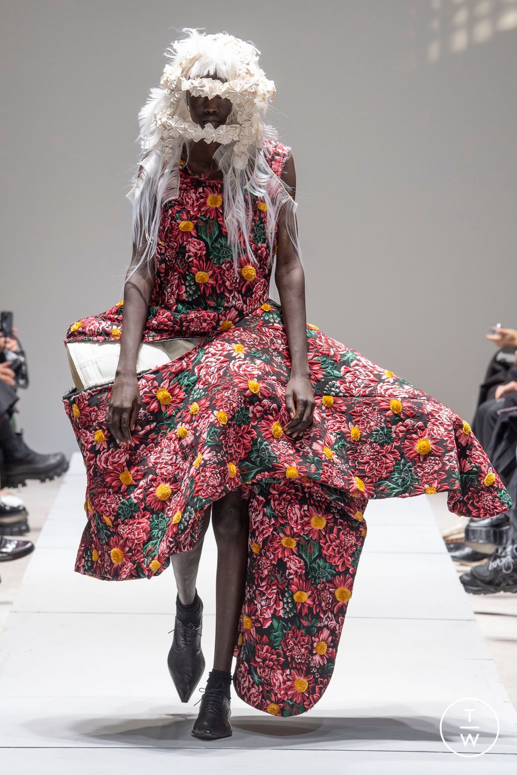Fashion Week Paris Spring/Summer 2023 look 18 from the Comme des Garçons collection 女装