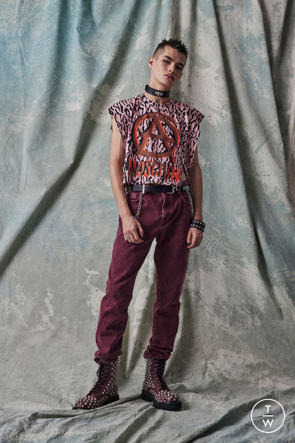 Fashion Week Milan Pre-Fall 2023 look 25 from the Moschino collection 男装