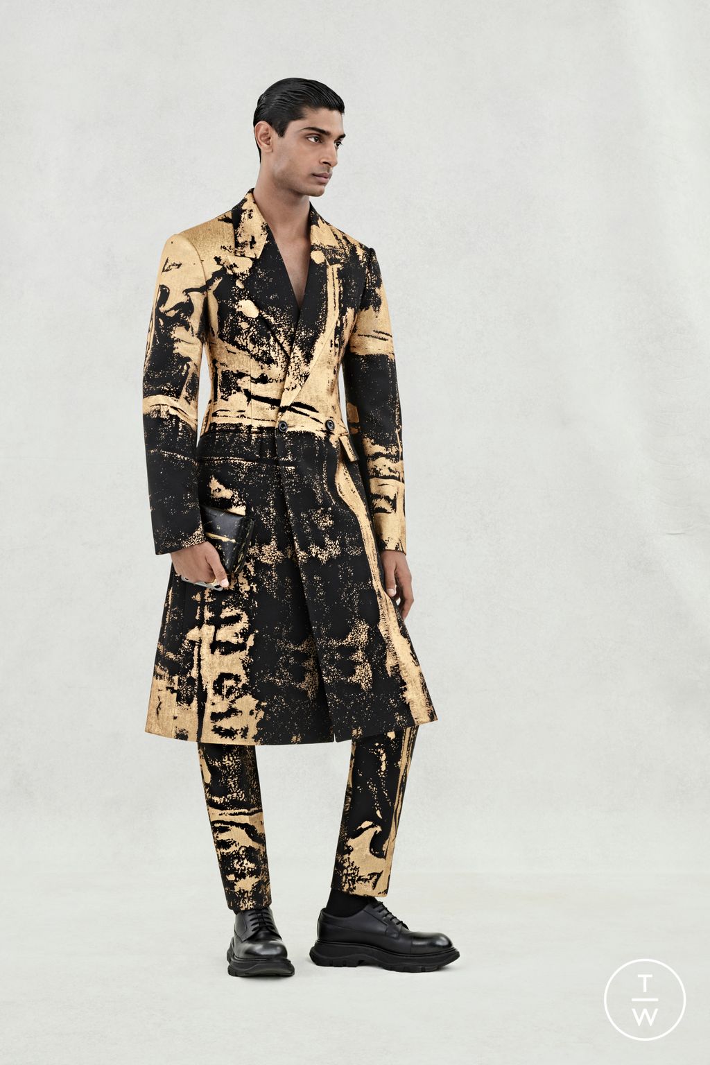 Fashion Week London Spring/Summer 2024 look 34 from the Alexander McQueen collection menswear