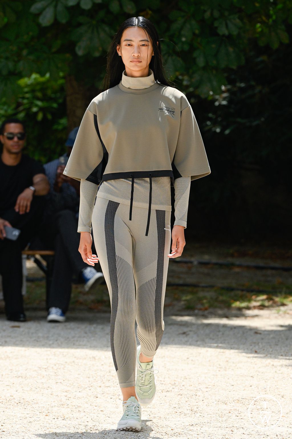 Fashion Week Paris Spring/Summer 2026 look 26 from the White Mountaineering collection 男装