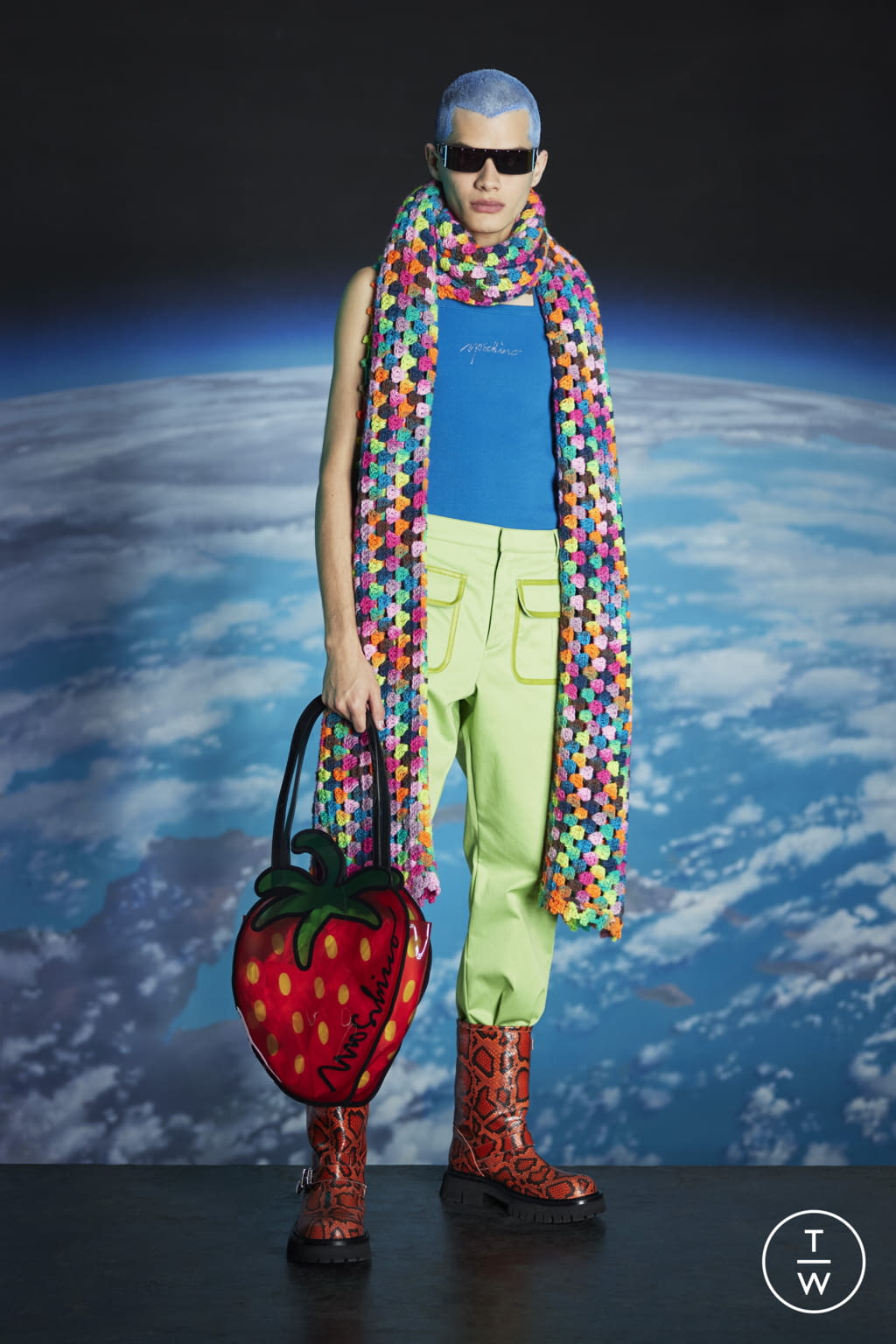 Fashion Week New York Pre-Fall 2022 look 26 de la collection Moschino menswear