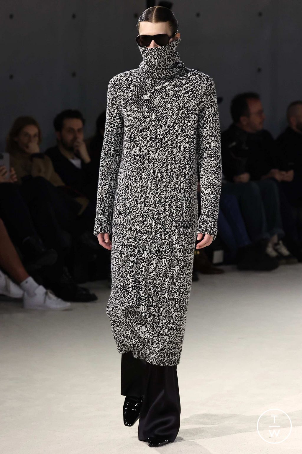 Fashion Week Paris Fall/Winter 2023 look 32 de la collection Saint Laurent menswear