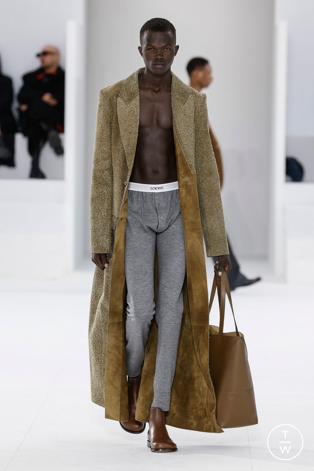 Fashion Week Paris Fall/Winter 2023 look 33 from the Loewe collection 男装