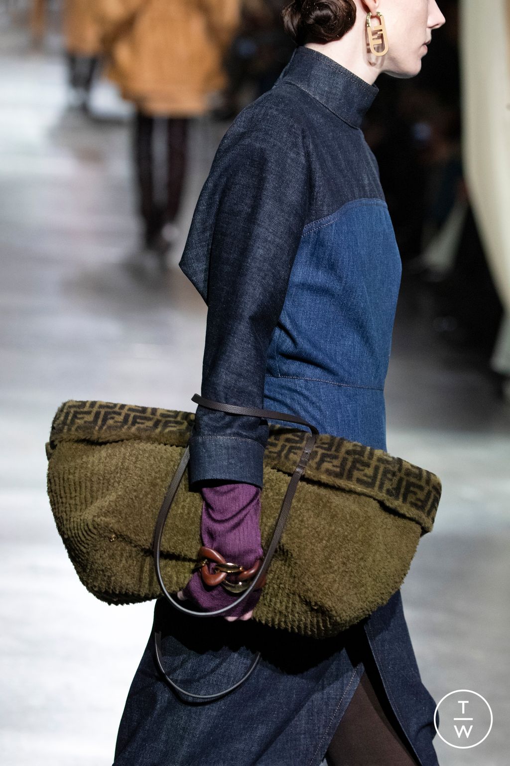 Fashion Week Milan Fall/Winter 2024 look 21 from the Fendi collection womenswear accessories