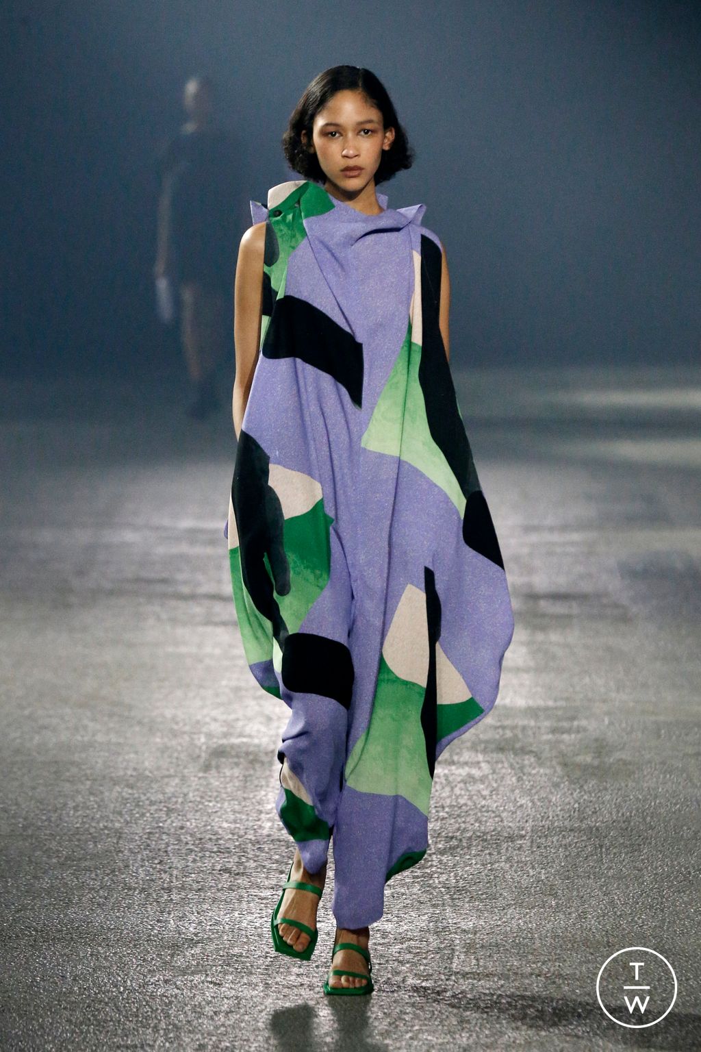 Fashion Week Paris Spring/Summer 2023 look 27 from the Issey Miyake collection womenswear