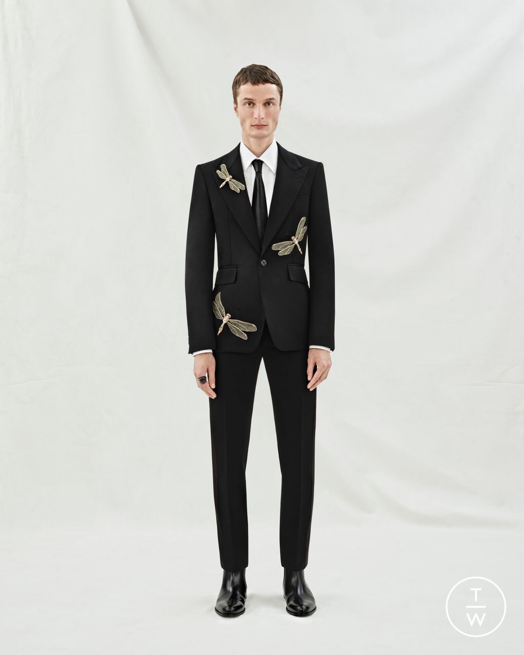 Fashion Week Paris Resort 2024 look 25 from the Alexander McQueen collection 男装
