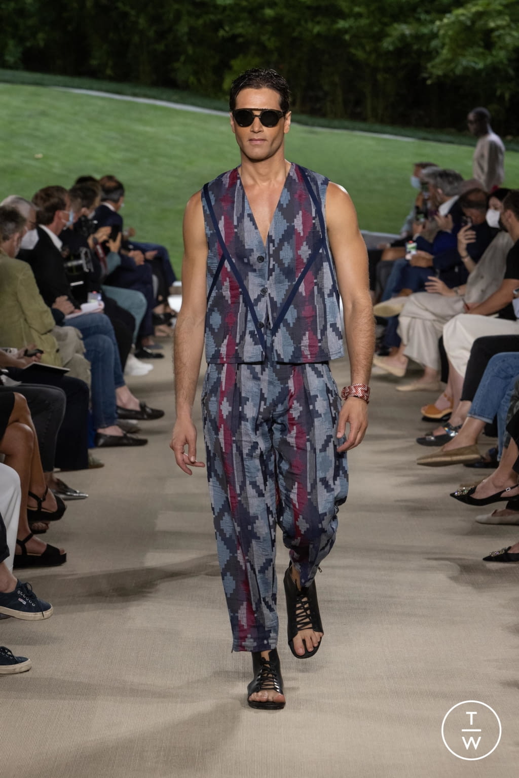 Fashion Week Milan Spring/Summer 2022 look 26 from the Giorgio Armani collection menswear