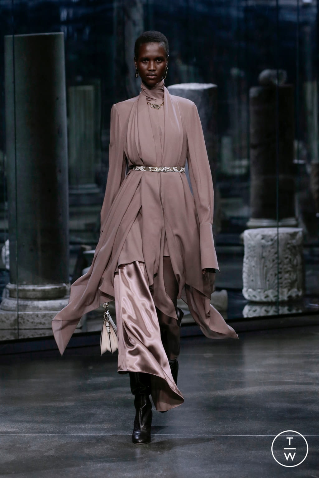 Fashion Week Milan Fall/Winter 2021 look 27 de la collection Fendi womenswear