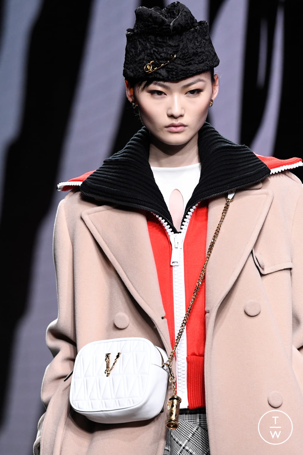 Fashion Week Milan Fall/Winter 2020 look 23 from the Versace collection womenswear accessories
