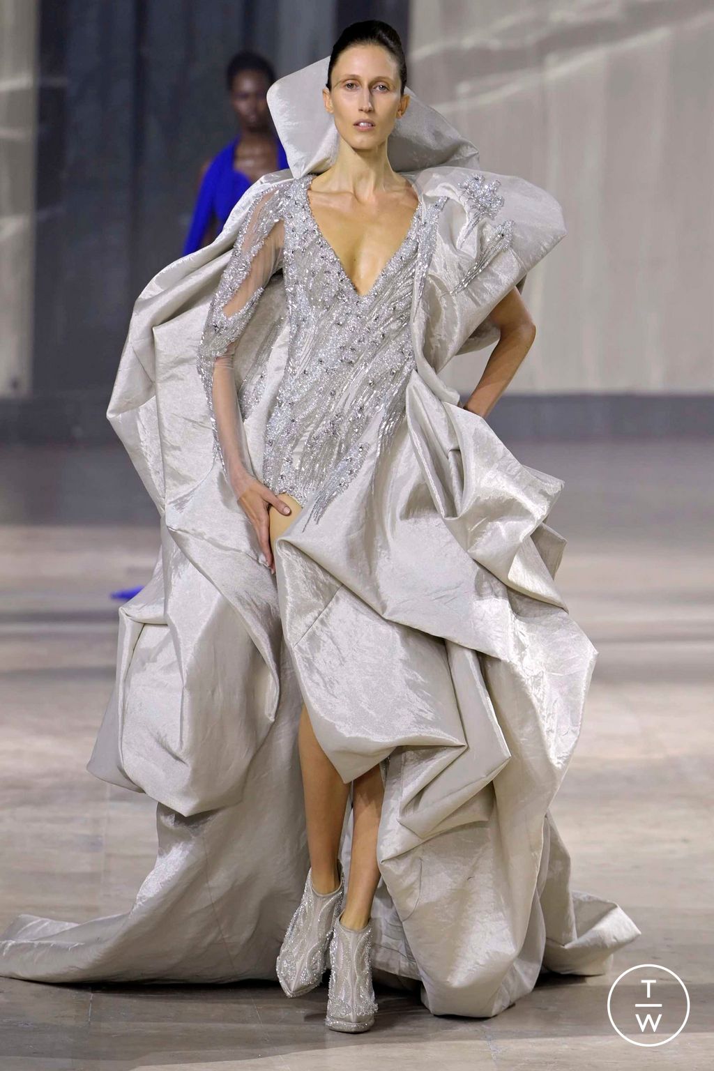 Fashion Week Paris Spring/Summer 2023 look 4 de la collection Gaurav Gupta couture