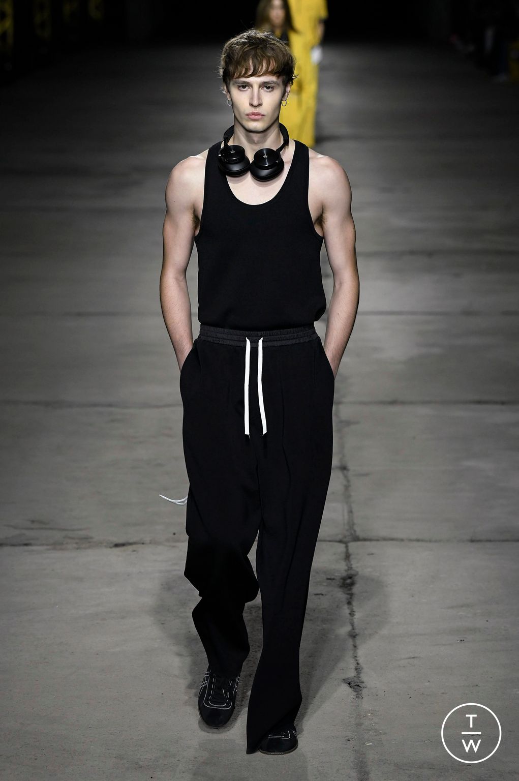 Fashion Week Milan Spring/Summer 2023 look 28 from the Onitsuka Tiger collection 女装