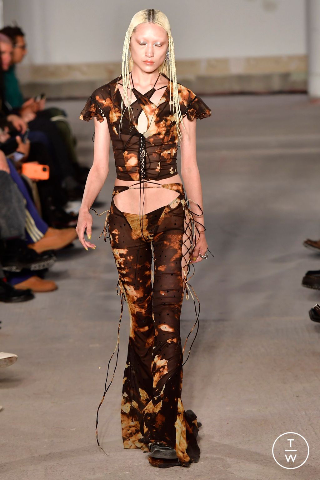 Fashion Week London Spring/Summer 2023 look 1 from the KNWLS collection 女装