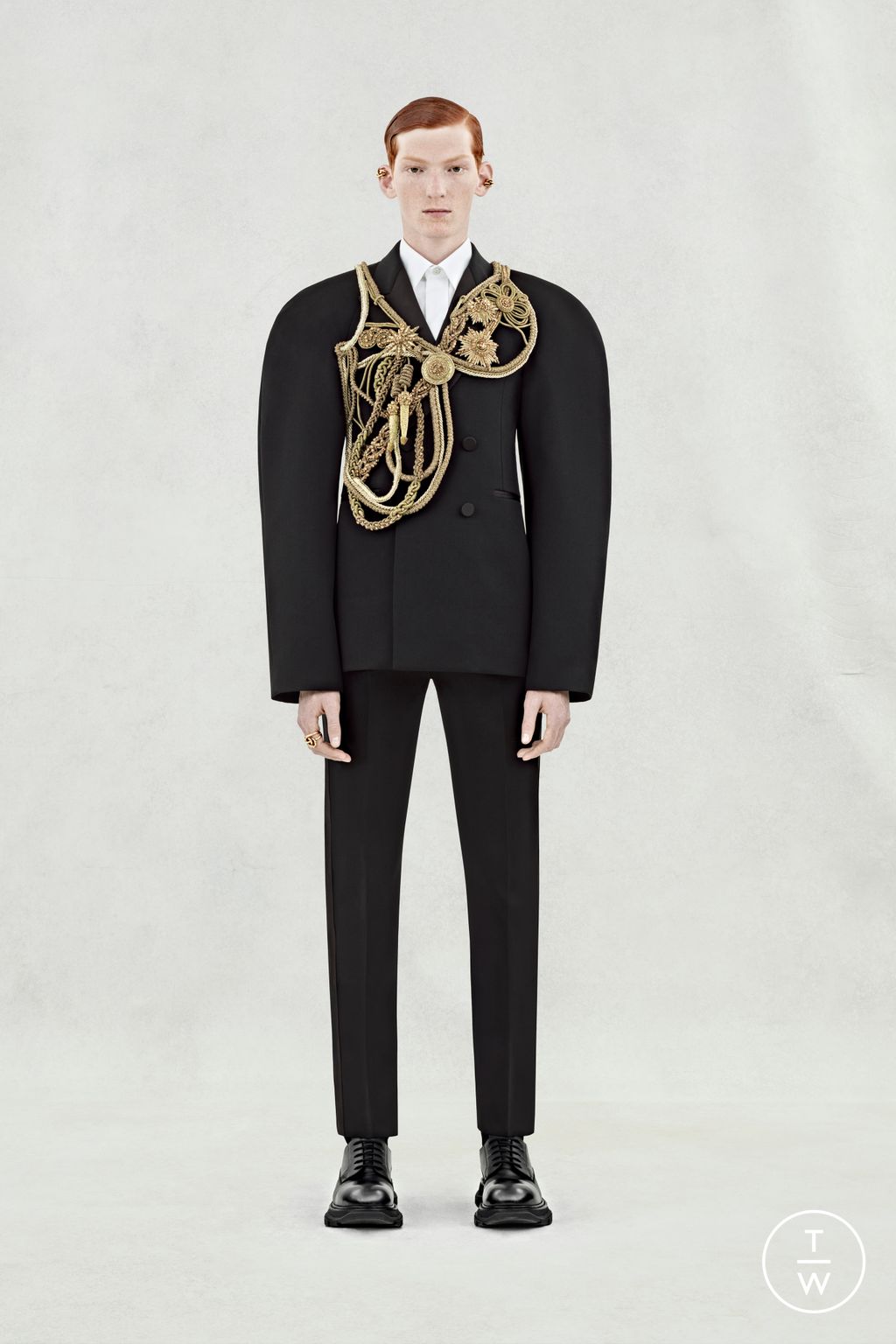Fashion Week London Spring/Summer 2024 look 36 from the Alexander McQueen collection menswear
