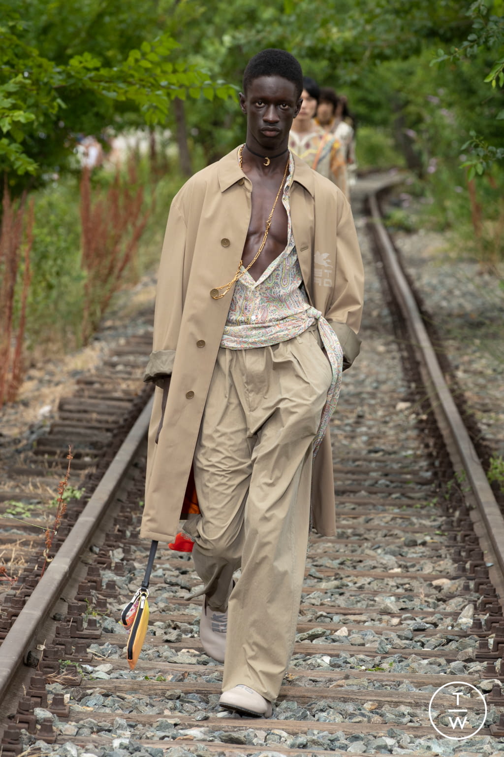Fashion Week Milan Spring/Summer 2022 look 28 from the Etro collection 男装