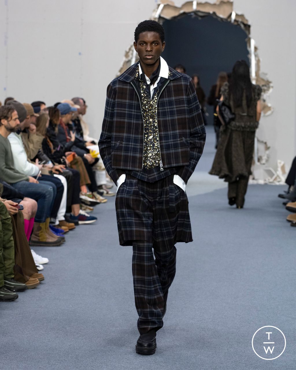 Fashion Week Paris Fall/Winter 2026 look 28 from the Sacai collection 男装