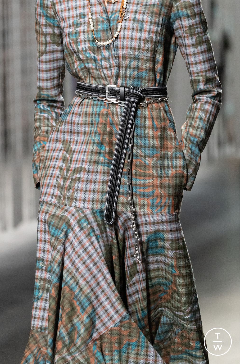 Fashion Week Milan Fall/Winter 2025 look 28 from the Etro collection 女装配饰