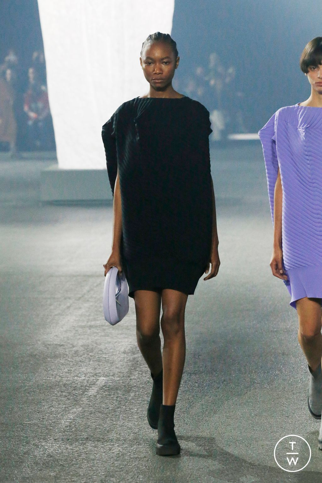 Fashion Week Paris Spring/Summer 2023 look 28 from the Issey Miyake collection womenswear
