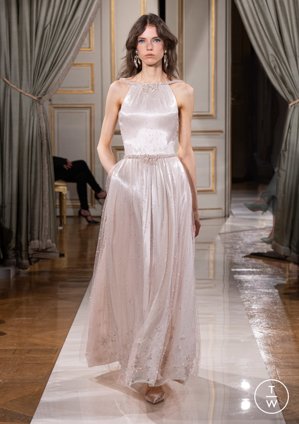 Fashion Week Paris Fall/Winter 2021 look 28 from the Giorgio Armani Privé collection couture