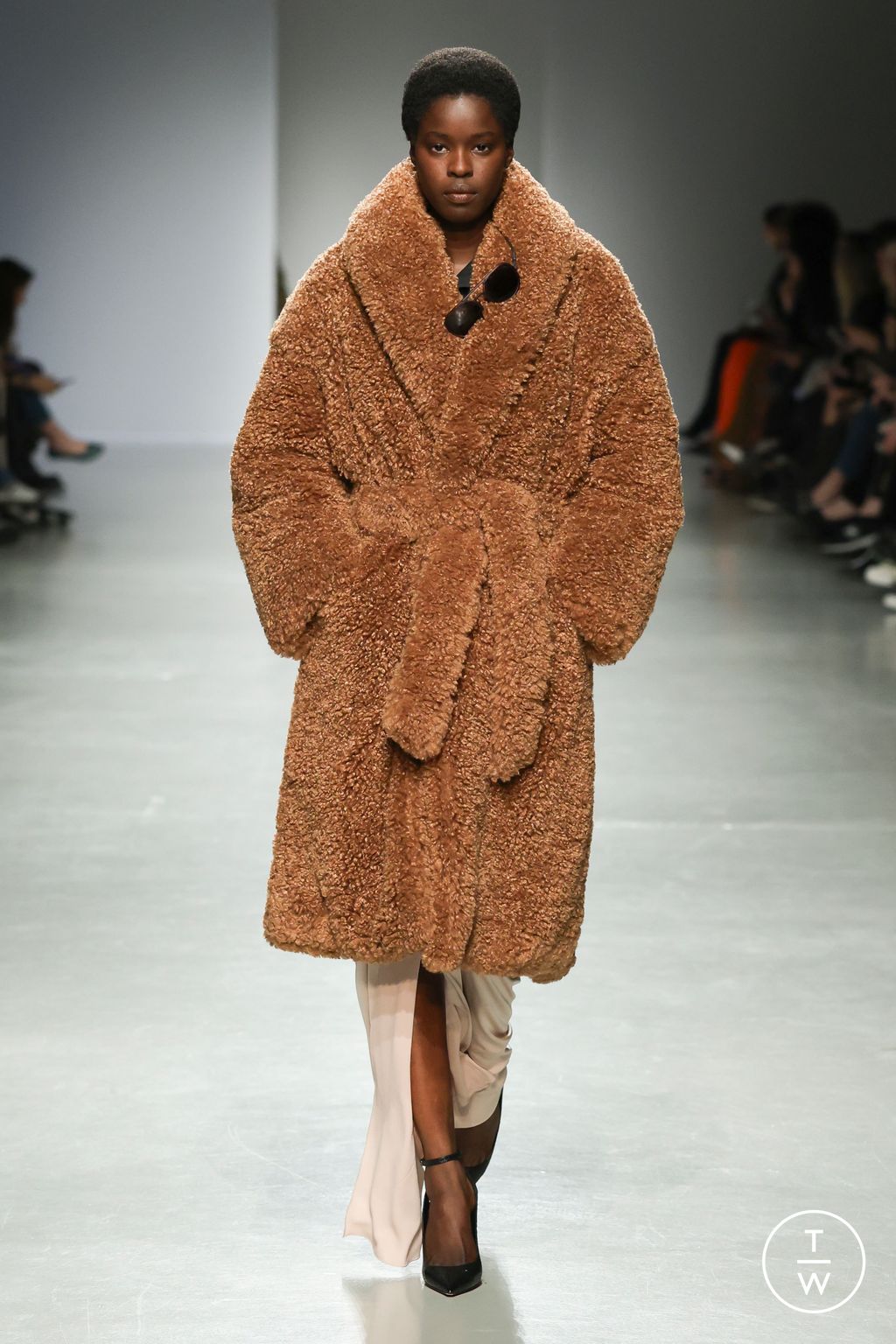 Fashion Week Paris Fall/Winter 2025 look 28 from the Atlein collection womenswear