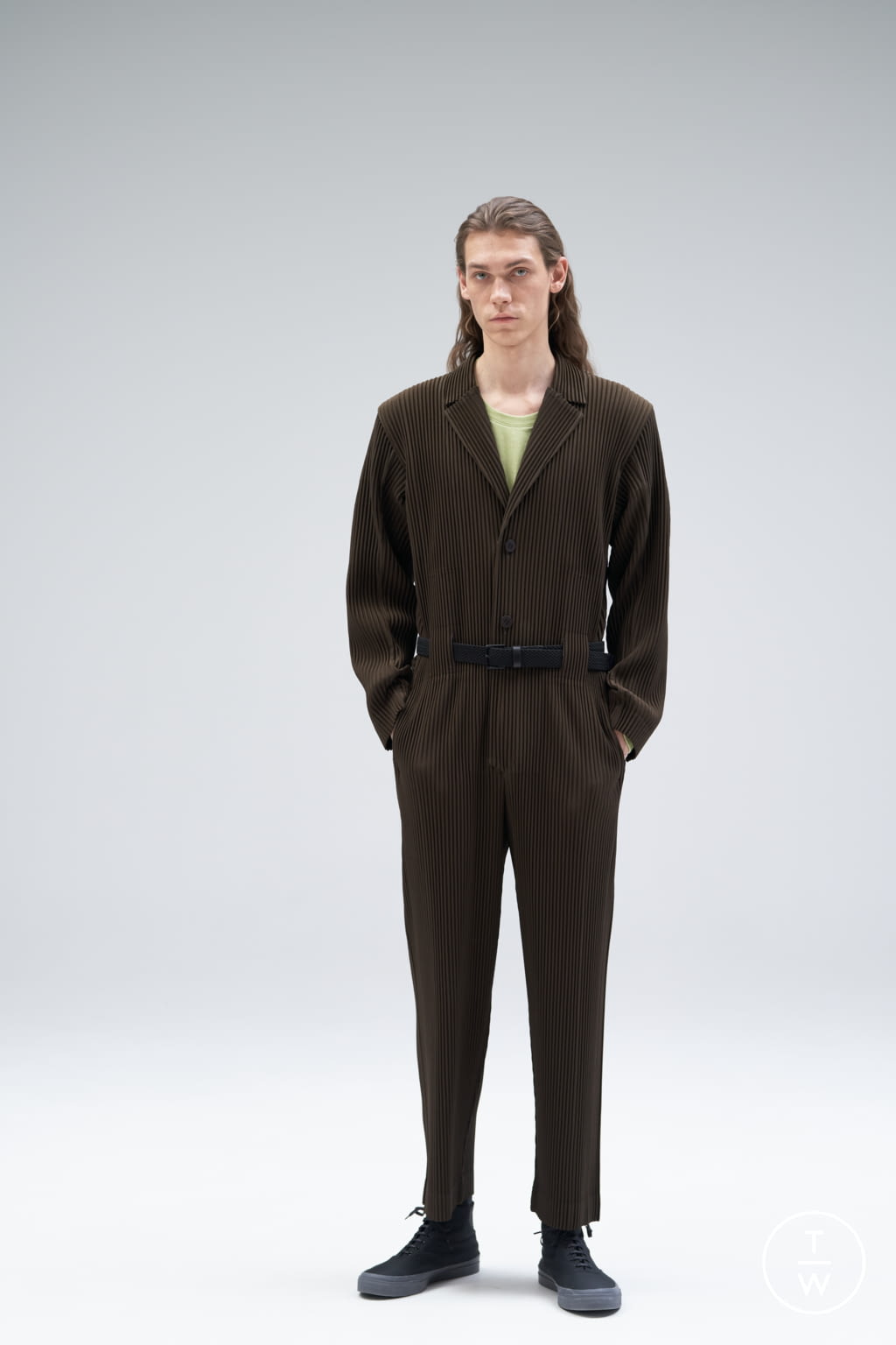 Fashion Week Paris Fall/Winter 2021 look 27 from the Homme Plissé Issey Miyake collection menswear